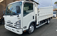 いすゞ ｴﾙﾌﾄﾗｯｸ 3tﾜｲﾄﾞﾛﾝｸﾞ平ﾎﾞﾃﾞｨ 極東製ｵｰﾄﾀｰﾝﾊﾟﾜｰｹﾞｰﾄ1t 全低床 床鉄板 両ｻｲﾄﾞｱｵﾘ上ﾊﾟｲﾌﾟﾗﾝｶﾝ 両ｻｲﾄﾞｱｵﾘﾛｰﾌﾟ穴4対 総重量6405Kg TRG-NPR85AR